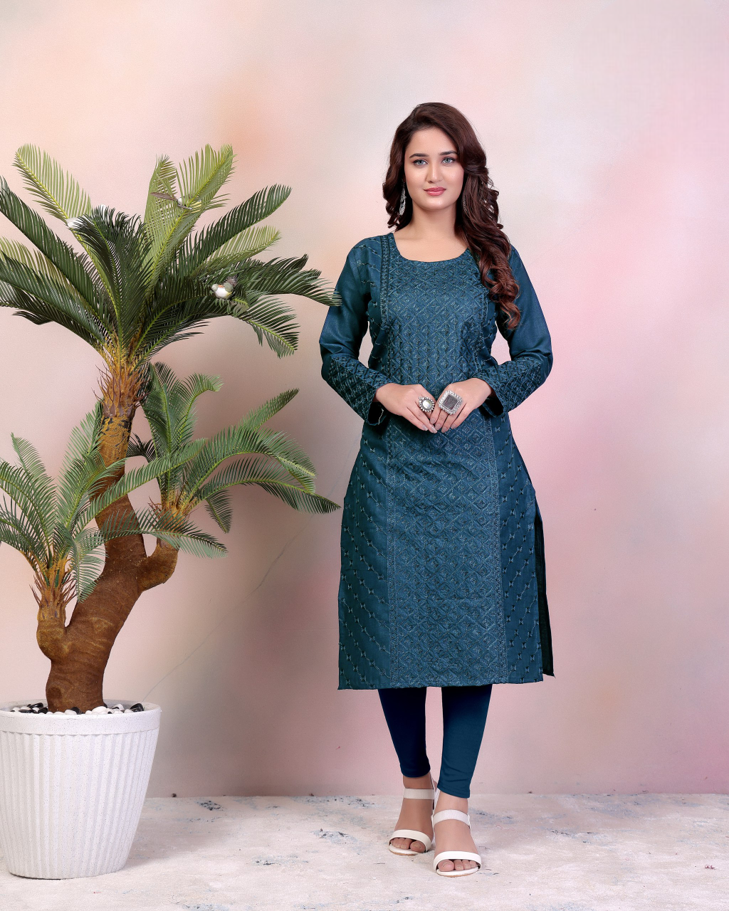 Embroidered Kurta with Intricate Threadwork and Full Sleeves