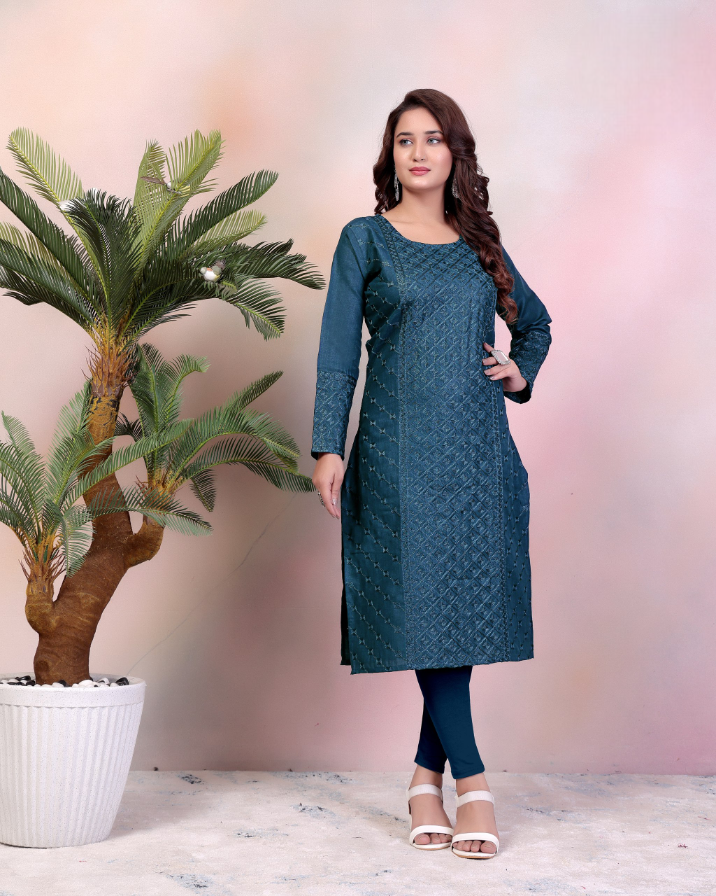 Embroidered Kurta with Intricate Threadwork and Full Sleeves