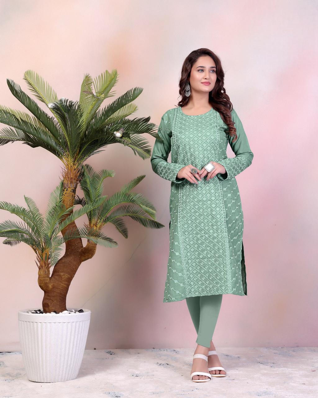 Embroidered Kurta with Intricate Threadwork and Full Sleeves