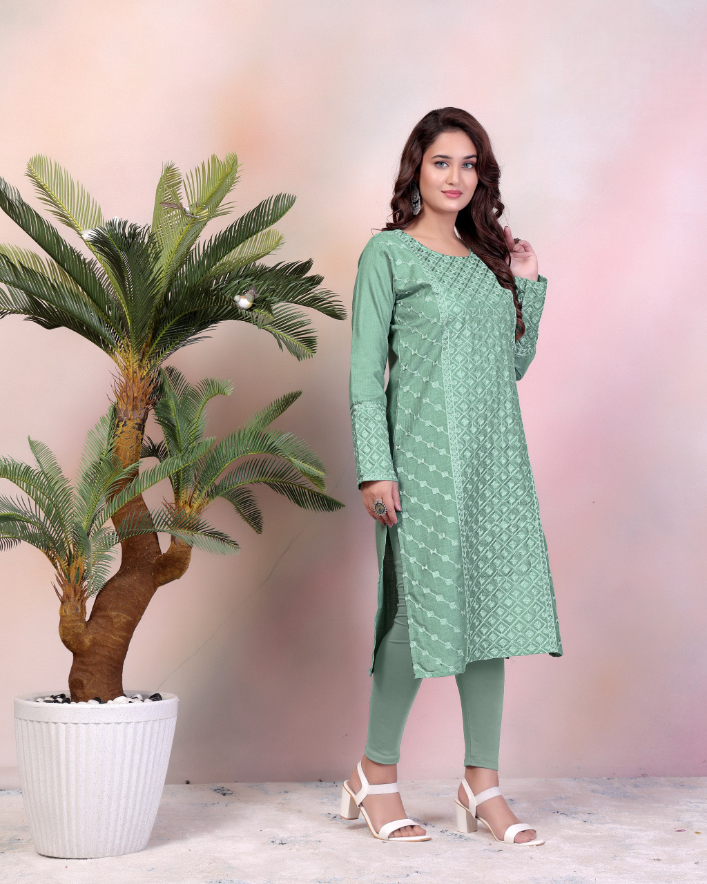 Embroidered Kurta with Intricate Threadwork and Full Sleeves