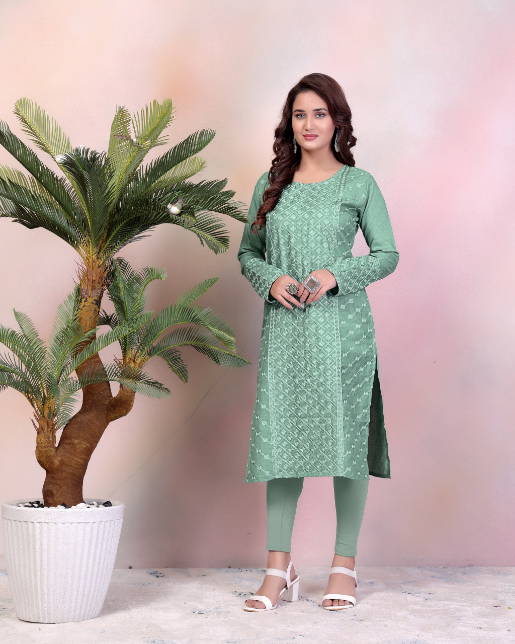 Embroidered Kurta with Intricate Threadwork and Full Sleeves