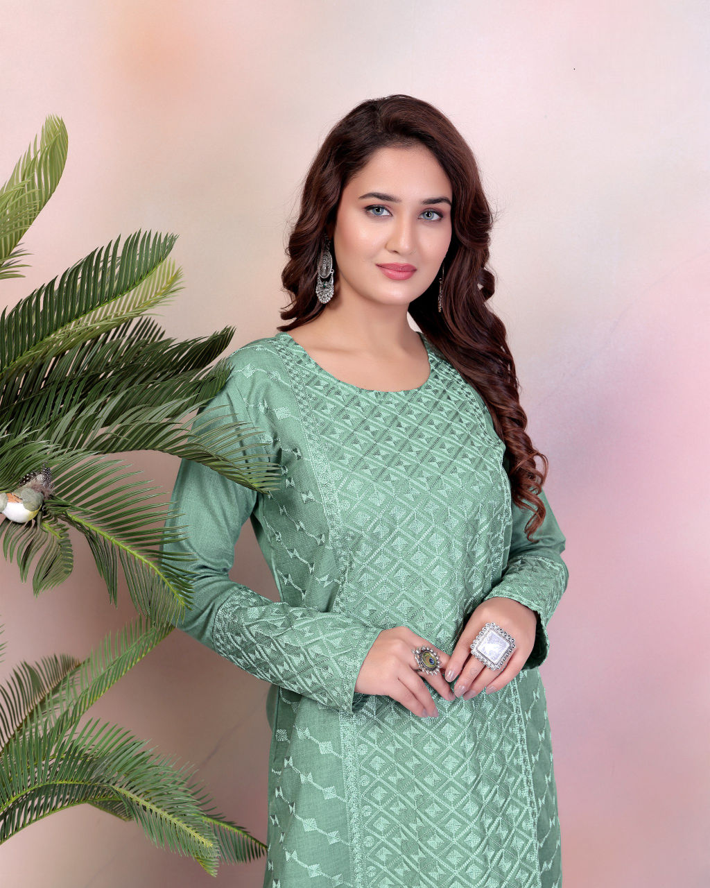 Embroidered Kurta with Intricate Threadwork and Full Sleeves