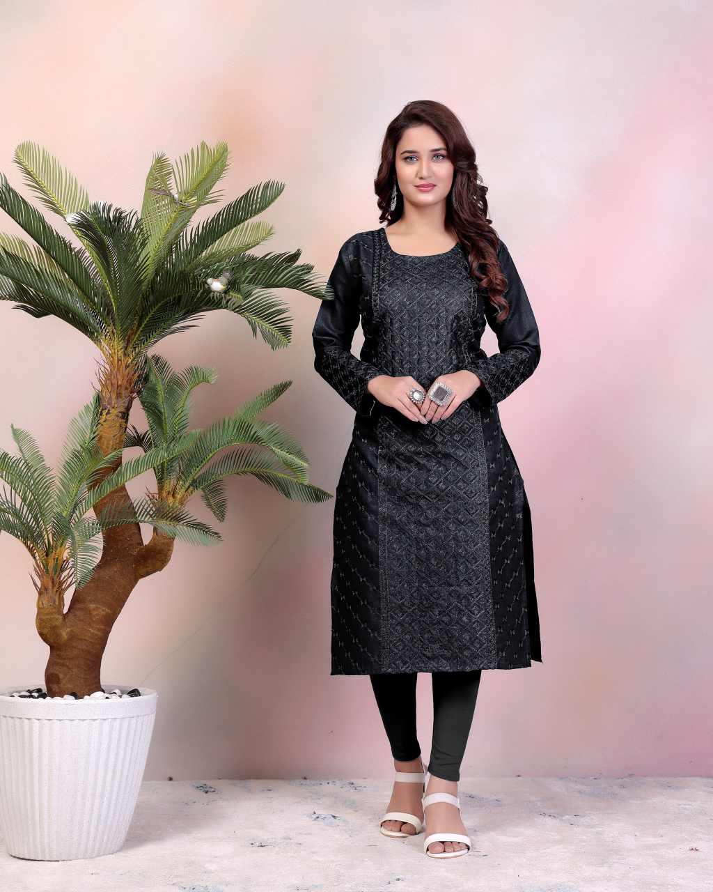 Embroidered Kurta with Intricate Threadwork and Full Sleeves