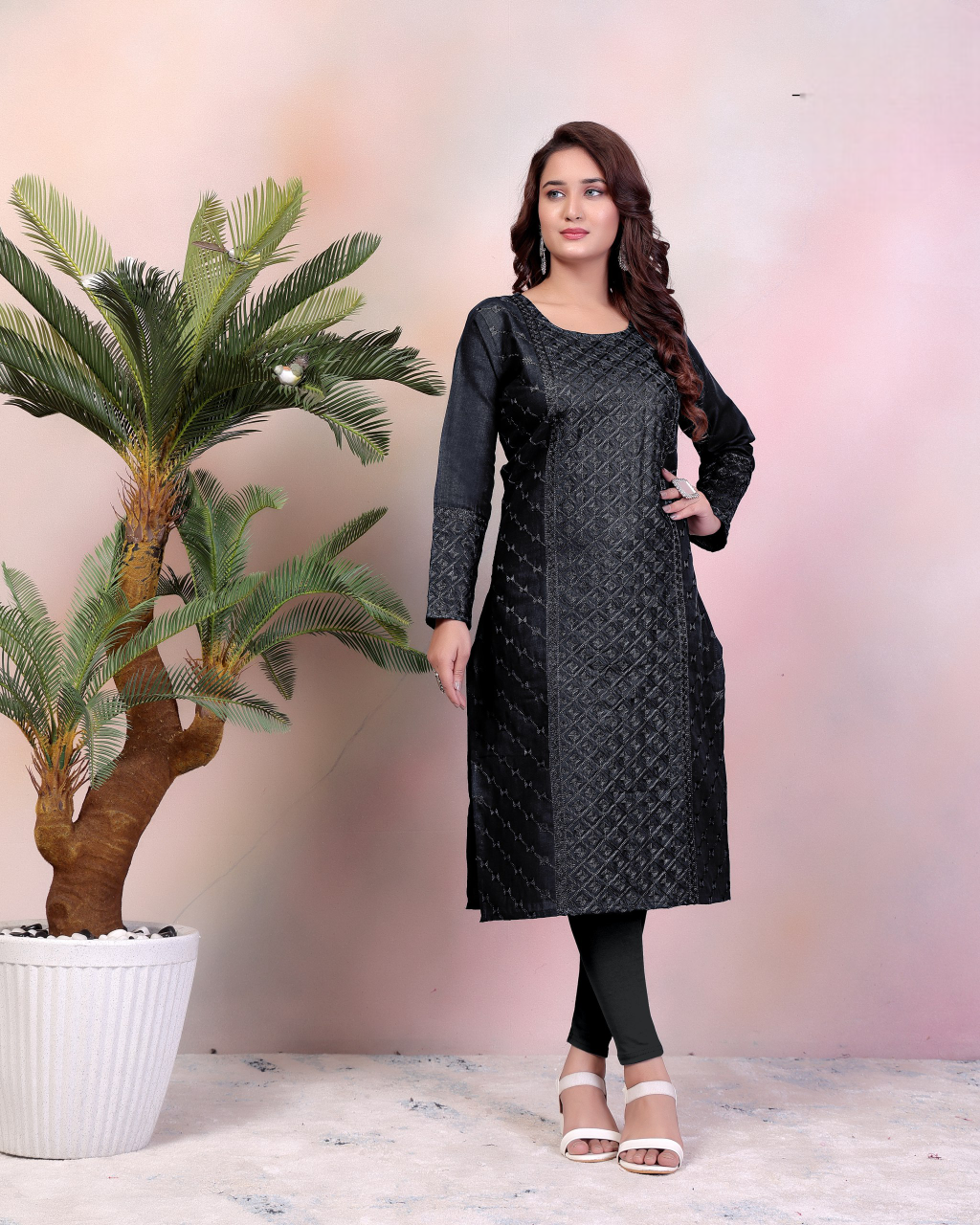 Embroidered Kurta with Intricate Threadwork and Full Sleeves