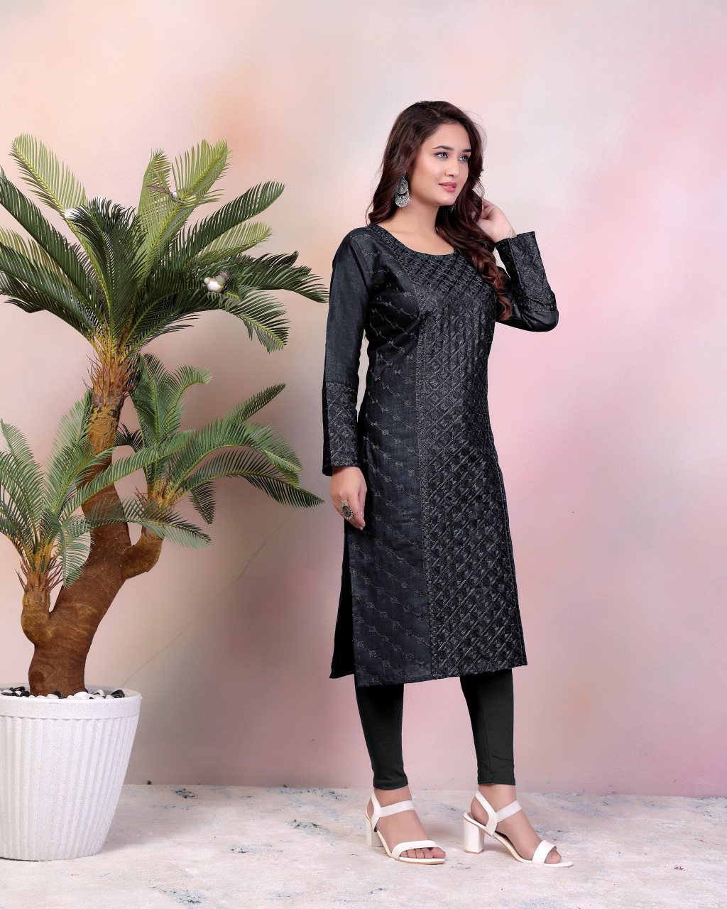 Embroidered Kurta with Intricate Threadwork and Full Sleeves