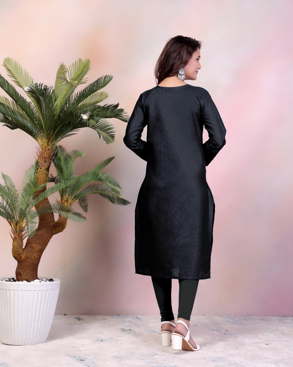 Embroidered Kurta with Intricate Threadwork and Full Sleeves