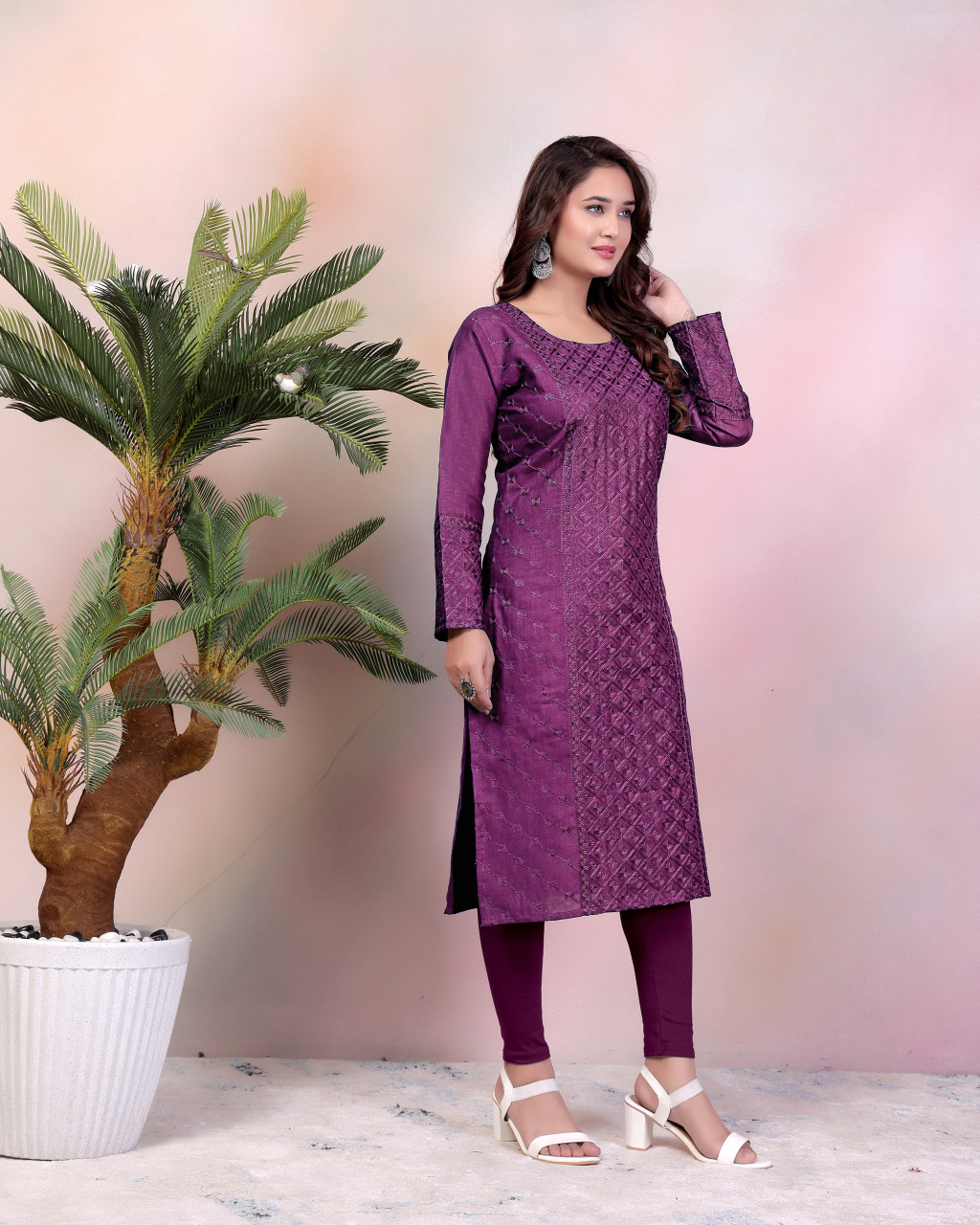 Embroidered Kurta with Intricate Threadwork and Full Sleeves