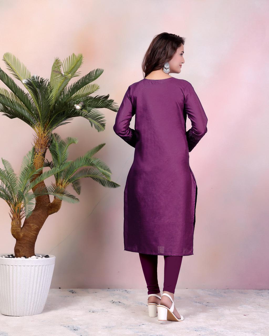 Embroidered Kurta with Intricate Threadwork and Full Sleeves